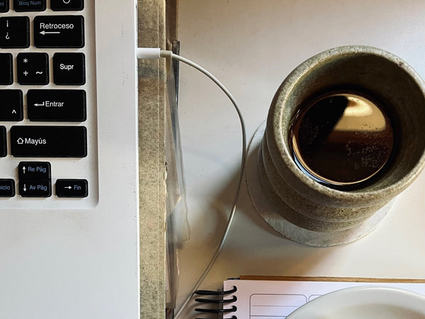 Café, ordi, tire-lait : l’art de survivre à l’allaitement au boulot