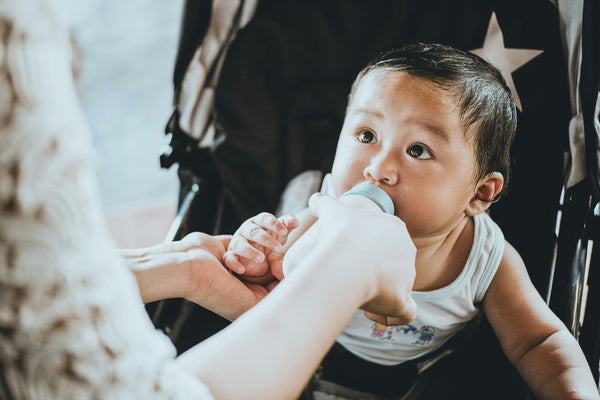 Sevrage sans carnage : le guide de survie pour mamans et bébés accros