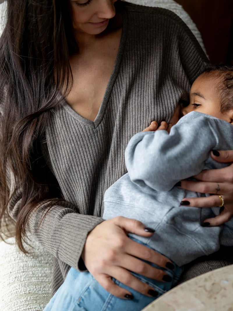Ensemble de la marque belge de vêtements d'allaitement Milk Away en laine et coton idéal pour un post partum serein