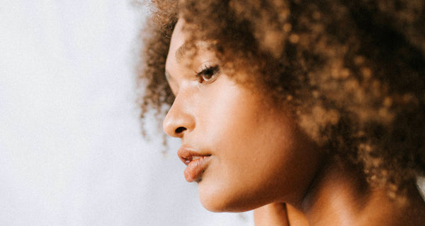 Junge Frau mit Afro-Haar. photo credit Unsplash Huha Inc. 