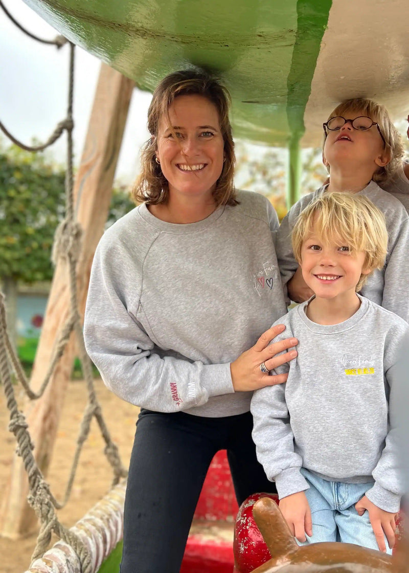 Le sweat d'allaitement Milk Away matchy avec toute la famille et personnalisable est le cadeau de Noël idéal pour maman