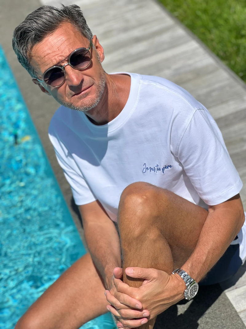 T-shirt blanc brodé je suis ton père pour les papas de la marque de vêtements allaitement et famille Milk Away