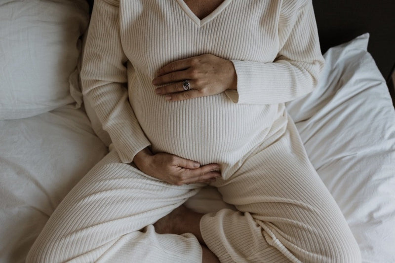 Aurélie, Gründerin der Marke Milk Away, trägt l'Homewear-Stillset für Schwangere. Für die Schwangerschaft geeignetes Outfit