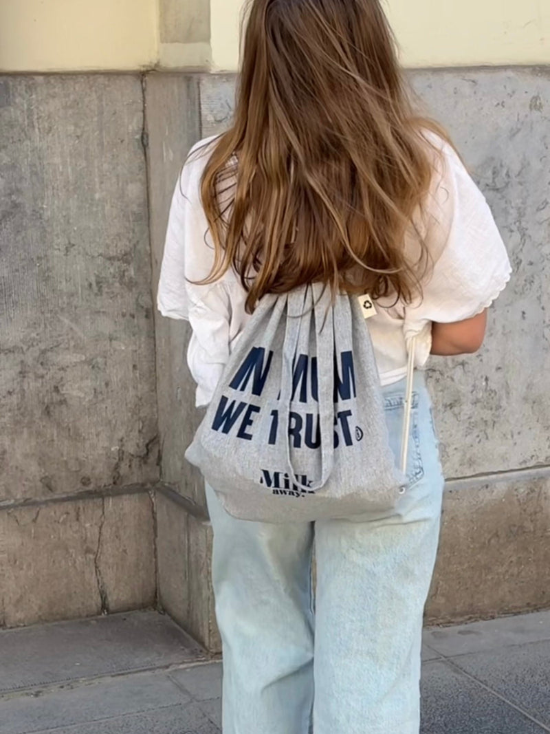 sac cadeau de la marque de vêtements d'allaitement Milk Away pour y ranger tous les essentiels allaitement et plus encore