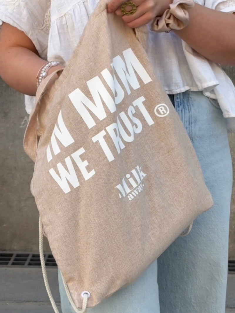 sac à dos beige et réutilisable pour emballer vos cadeaux pour une jeune maman sous le sapin