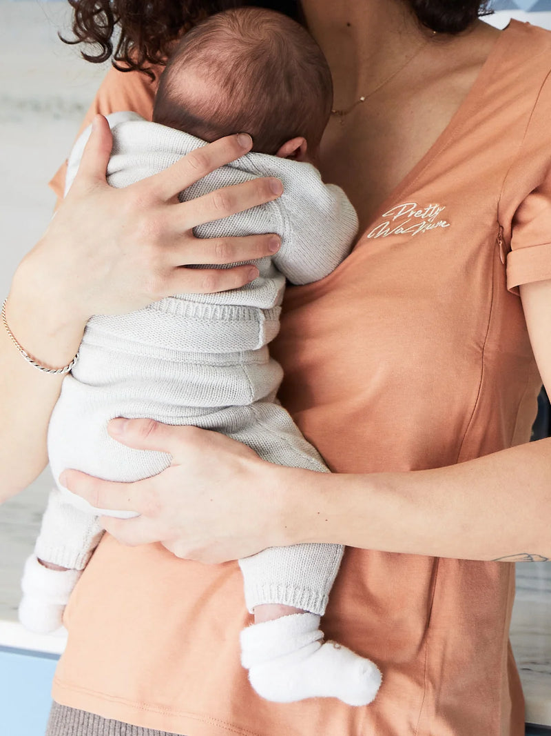 t-shirt d'allaitement Milk Away en coton bio certifié gots léger et décolleté en V avec ouverture zip sur les côtés