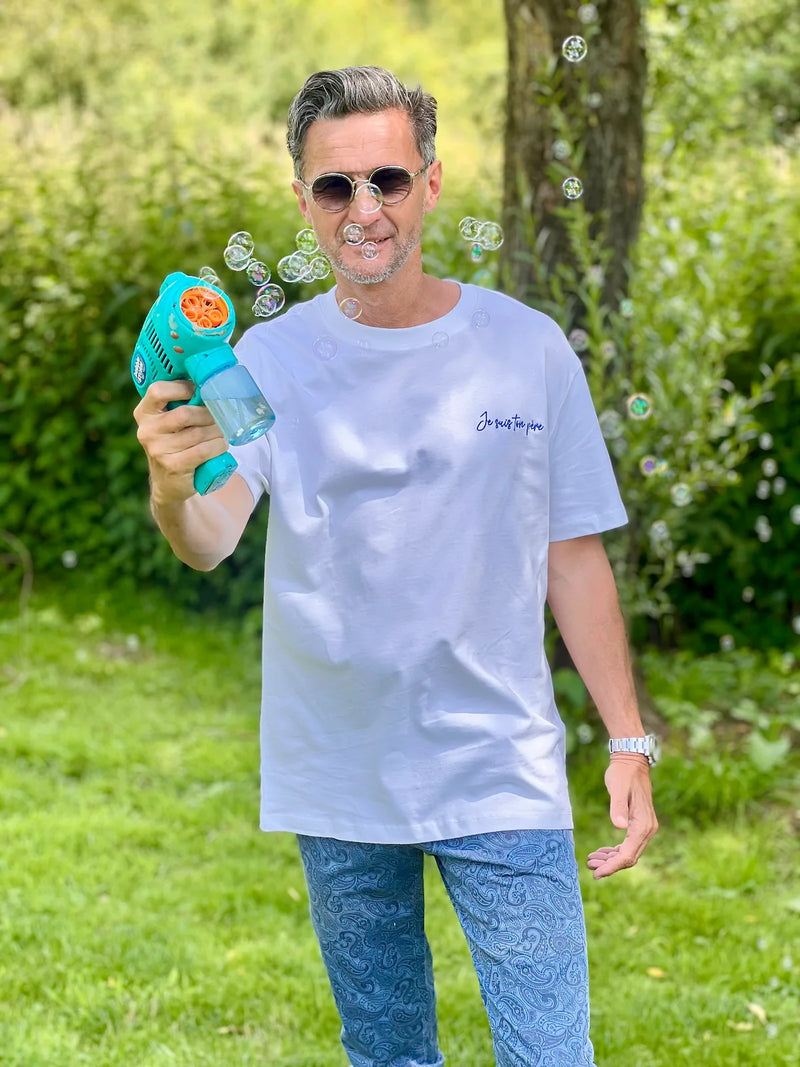 T-shirt blanc bio brodé je suis ton père pour les papas de la marque de vêtements allaitement et famille Milk Away