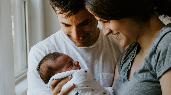 Pareja joven de vuelta a casa con su recién nacido. ©Kelly Sikkema para Unsplash.