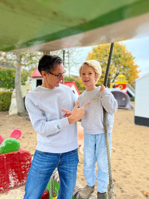 sweat en coton gris cadeau de naissance idéal pour un jeune papa à assortir pour toute la famille Milk Away