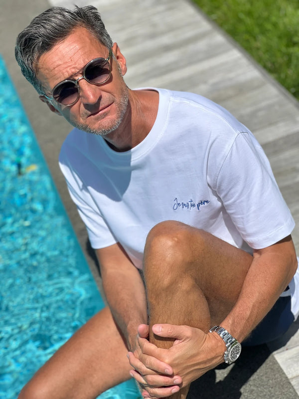 T-shirt blanc brodé je suis ton père pour les papas de la marque de vêtements allaitement et famille Milk Away