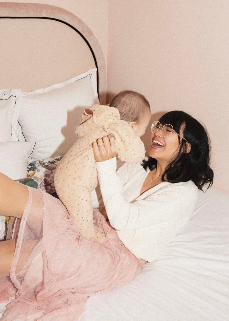 Sarah lleva el jersey de lactancia MUM de Milk Away con una falda rosa 