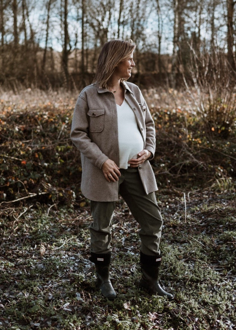 Look de otoño e invierno de Aurélie embarazada con el jersey de lactancia MUM de Milk Away