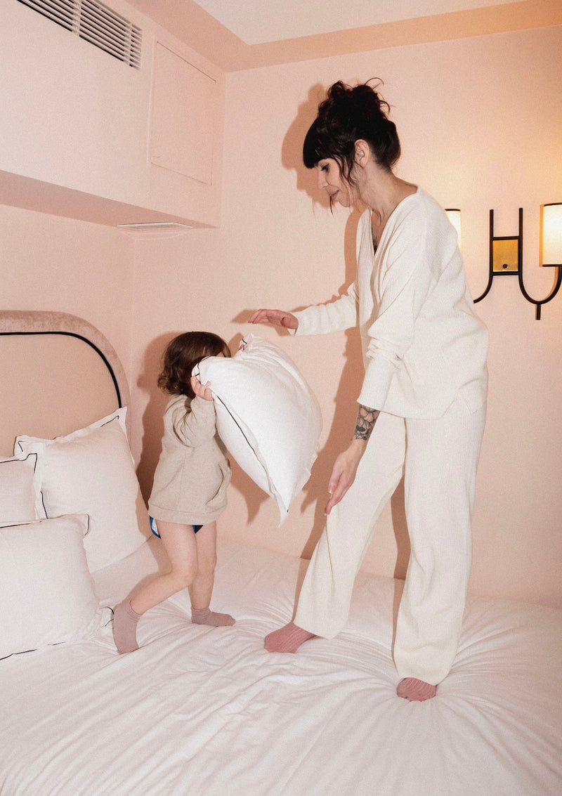 Betty lleva l'home wear nursing set Milk Away Mum, sweet MUM con aberturas de cremallera a los lados