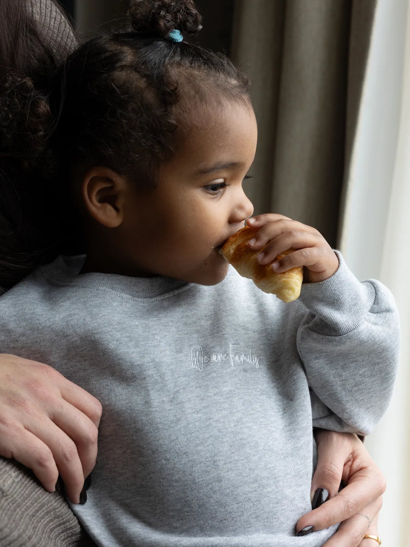 sweatsirt enfant en coton gris doux matchy avec toute la famille de la marque de vêtements d'allaitement Milk Away