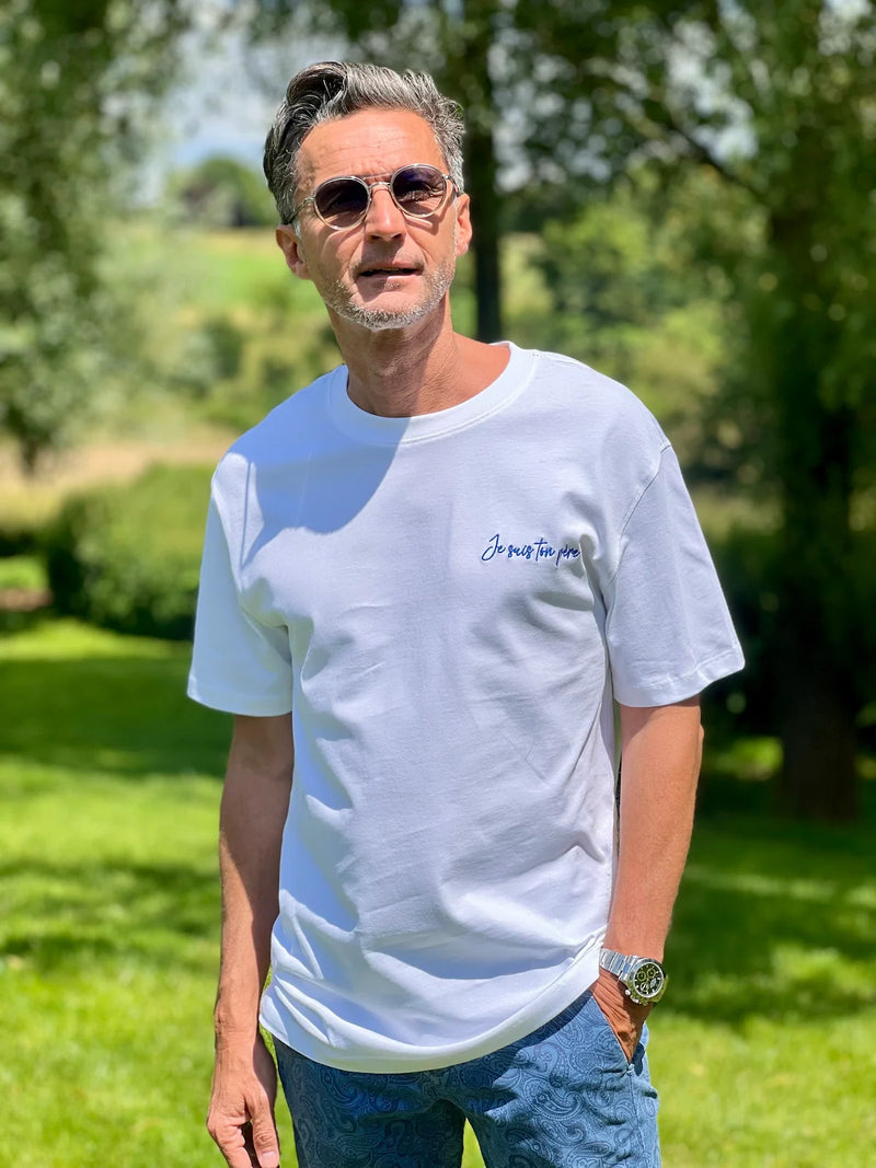 T-shirt blanc brodé je suis ton père, cadeau original pour papa de la marque de vêtements allaitement et famille Milk Away